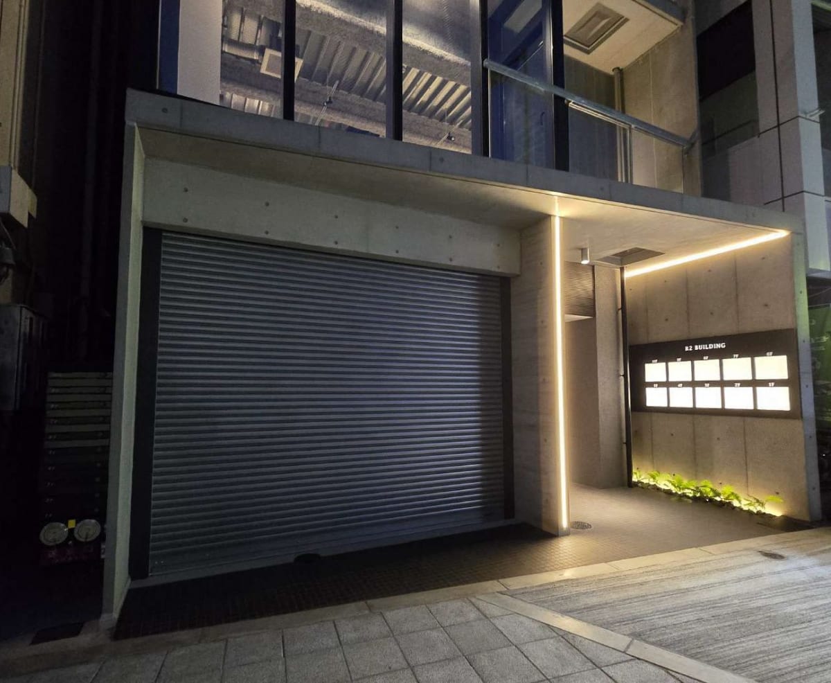 なにわ筋沿い　ガラス張りの新築デザイナーズビル